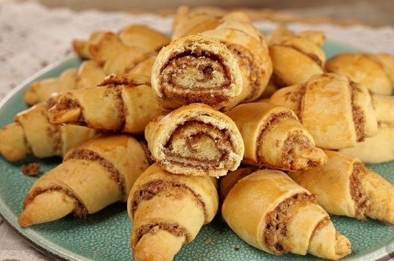 Легкие рогалики с орехами и корицей: идеальное лакомство
