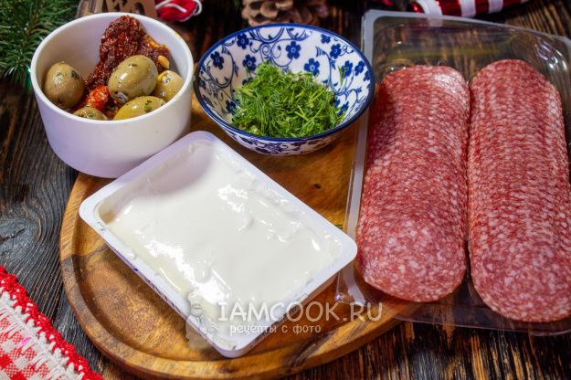 Необычные новогодние закуски: рулет из колбасы и сыра, который покорит любой стол