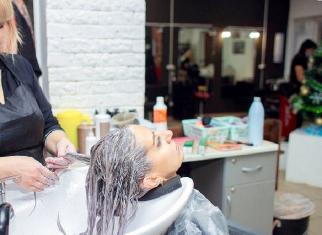 Как эффективно избавиться от пятен краски для волос с одежды