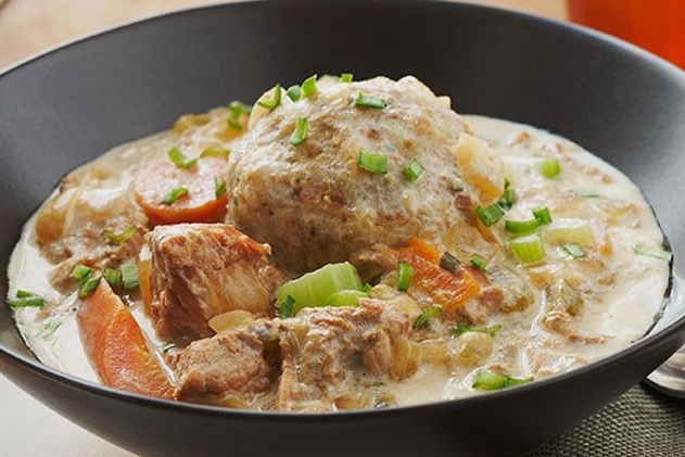 Тушеная свинина в сметане: простое и сытное блюдо для любого стола