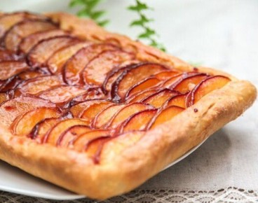 Нежный открытый пирог с персиками: просто и вкусно