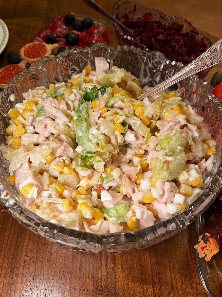 Новый взгляд на классические вкусы: салат с копчёной курицей и ананасами в сладком соусе чили