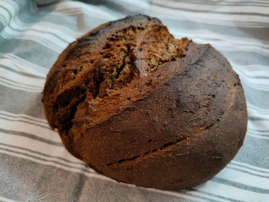 Как испечь ароматный черный хлеб на ржаной закваске