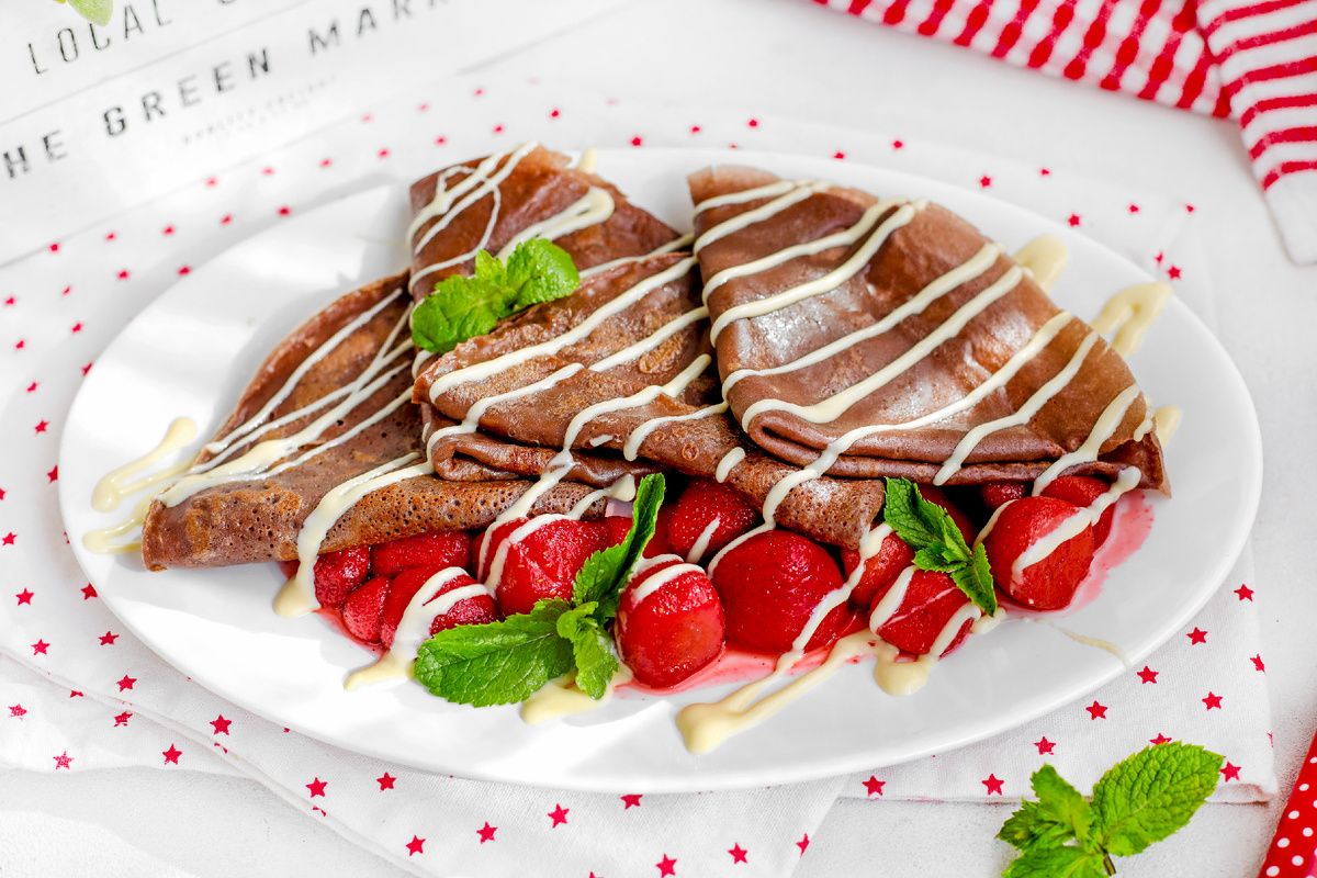 Нежные шоколадные блинчики с клубникой и белым шоколадом