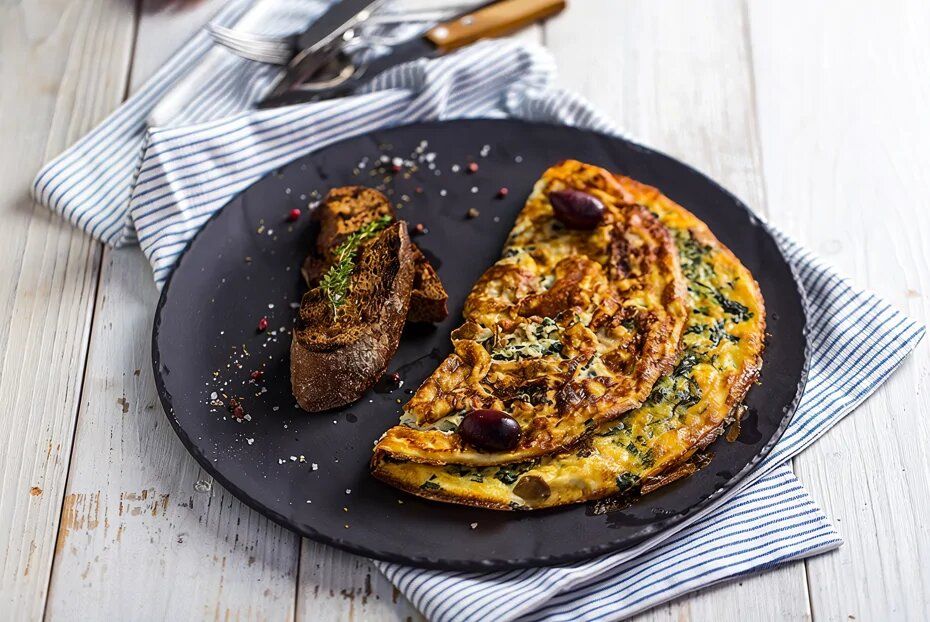 Вдохновляющий греческий омлет со шпинатом и грибами