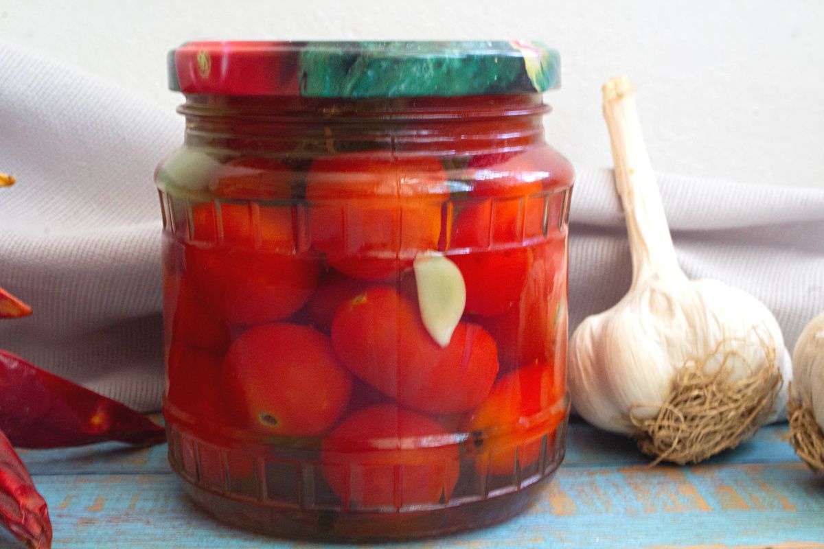 Как сохранить вкус летнего урожая: сладкие помидоры черри на зиму