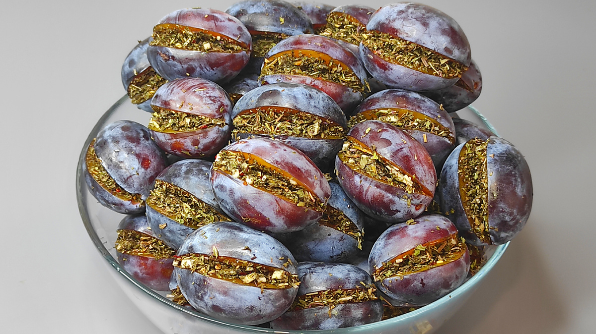 Маринованные сливы с чесноком и мятой: неповторимая закуска для зимних вечеров