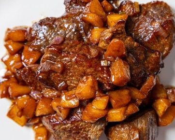 Телятина с яблоками: французская классика в аэрогриле