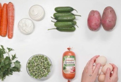 Необычный салат оливье с колбасой из индейки «Грандос»