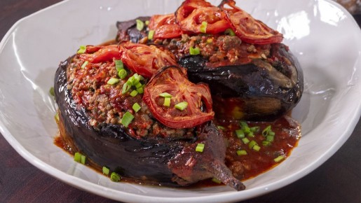 Фаршированные баклажаны с бараниной и острым соусом