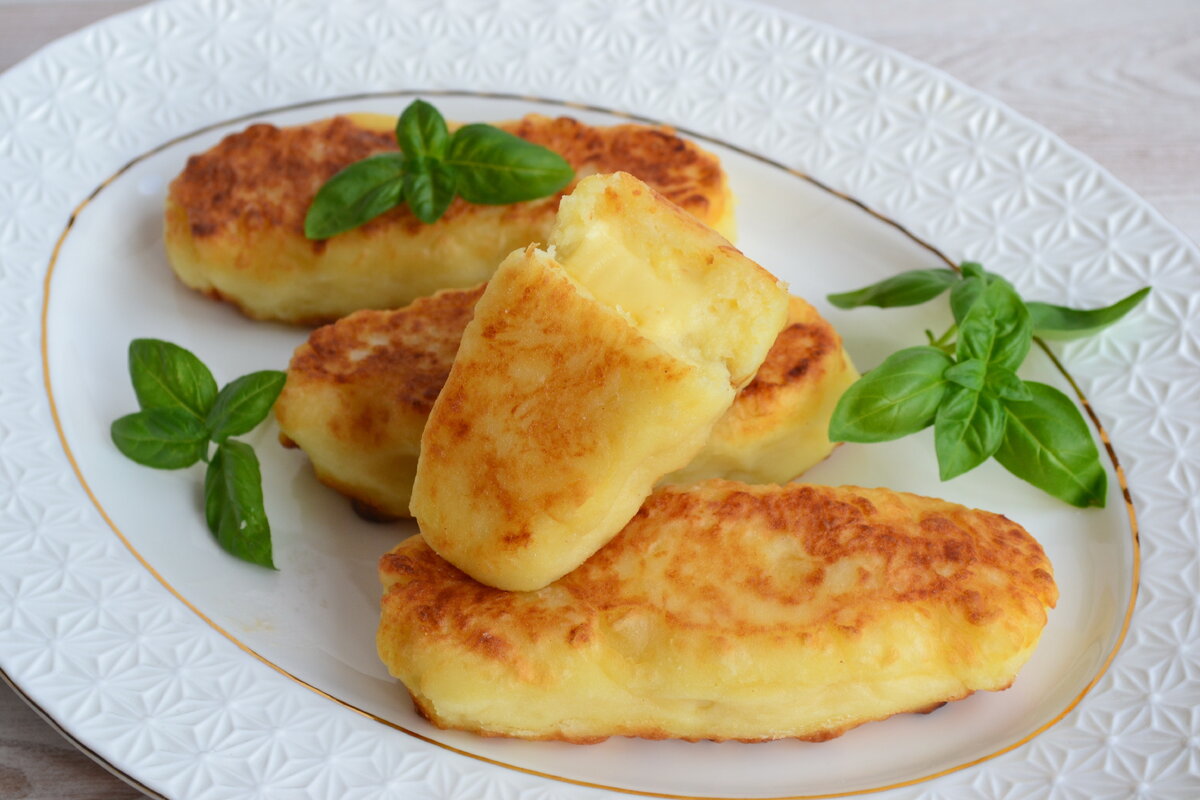Картофельные пирожки с секретом: как бабушкины, но с сыром