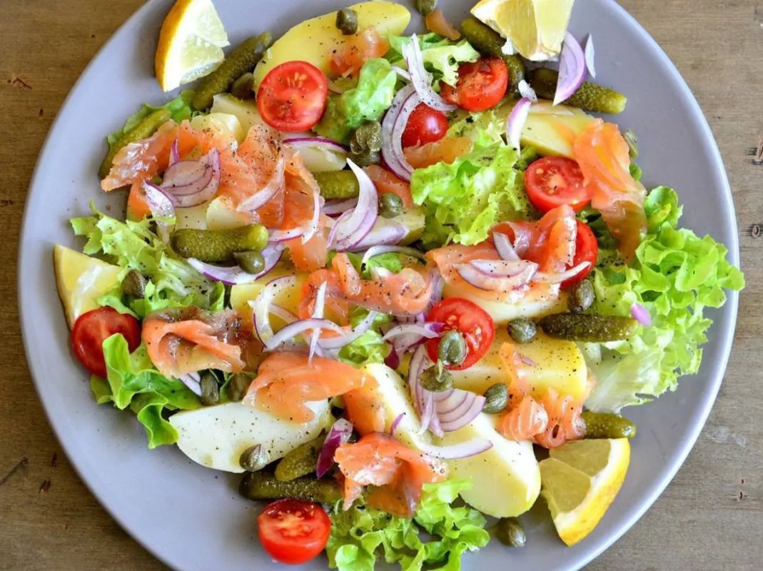 Неповторимый банкетный салат с малосольной рыбой