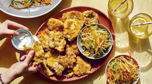 Здоровые наггетсы из индейки с морковным салатом: идеальный обед в домашних условиях