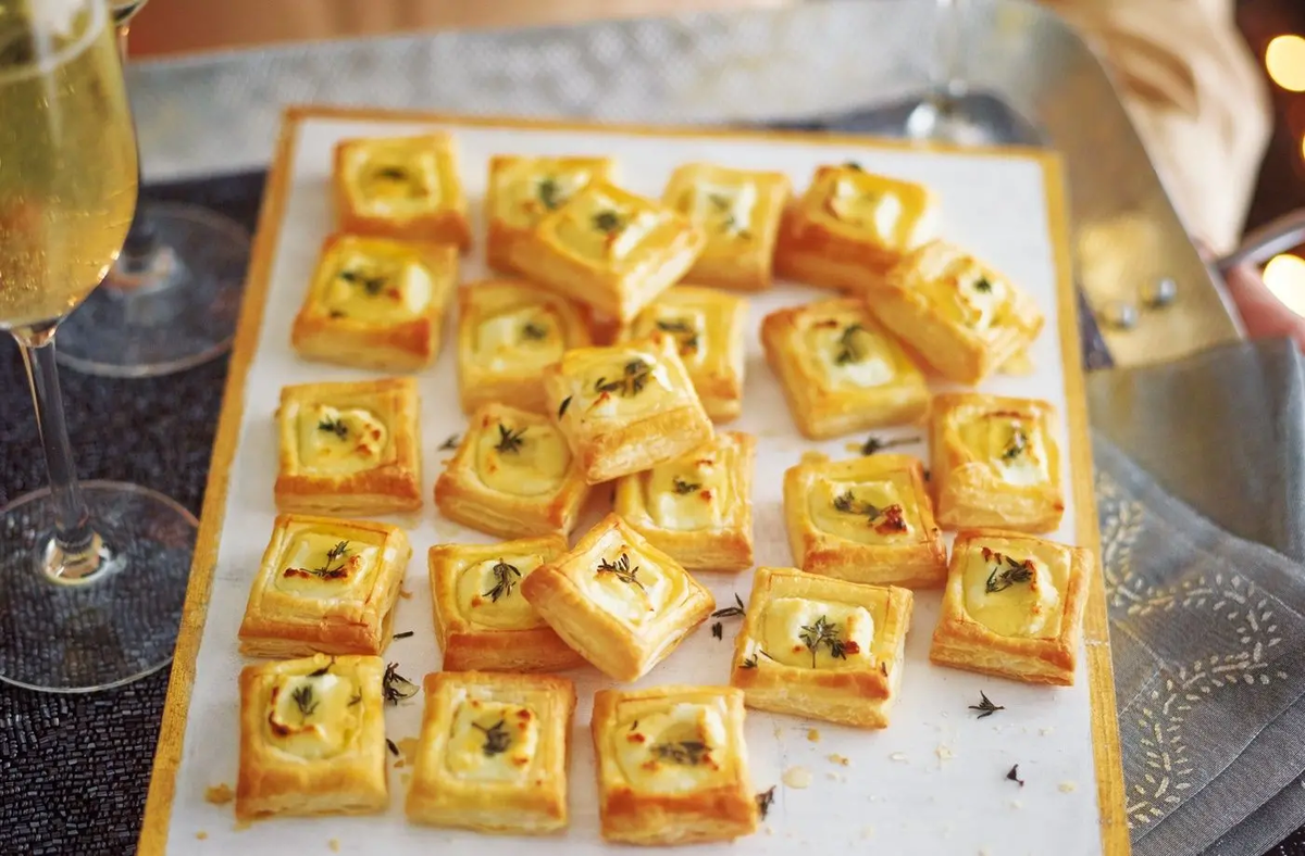 Закуски из слоеного теста для новогоднего стола: три восхитительных рецепта