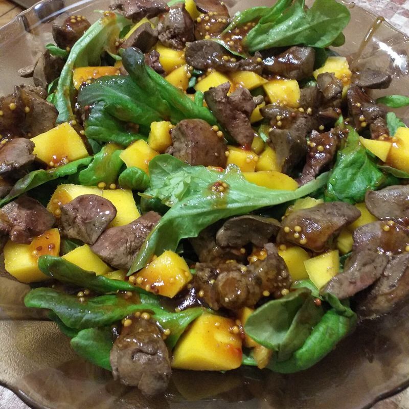 Непредсказуемое сочетание: салат с куриной печенью и манго для вашего стола