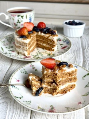 Морковный и ягодный торты без сахара: быстро, вкусно и полезно