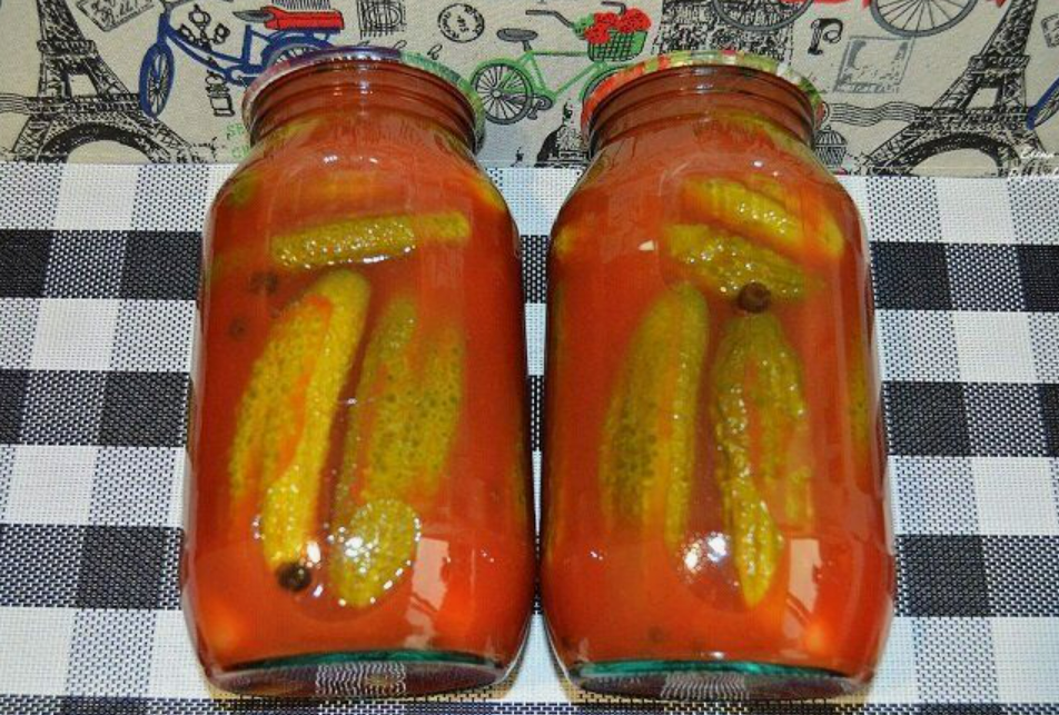 Необычные маринованные огурцы с томатной заливкой: вкус на зиму