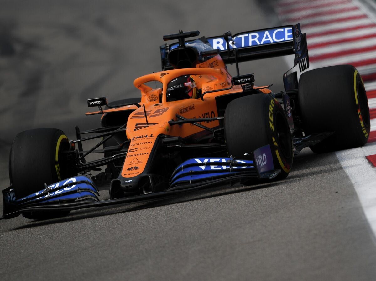 Сайнс столкнулся с Антонелли и потеряет позиции на старте следующей гонки