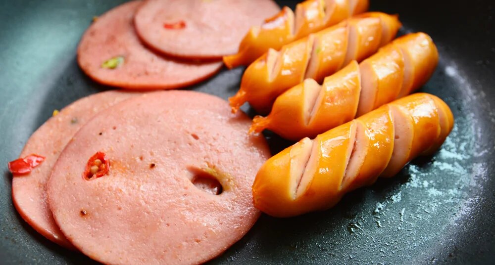 Почему колбаса меняет форму при жарке: научный взгляд на вкусное