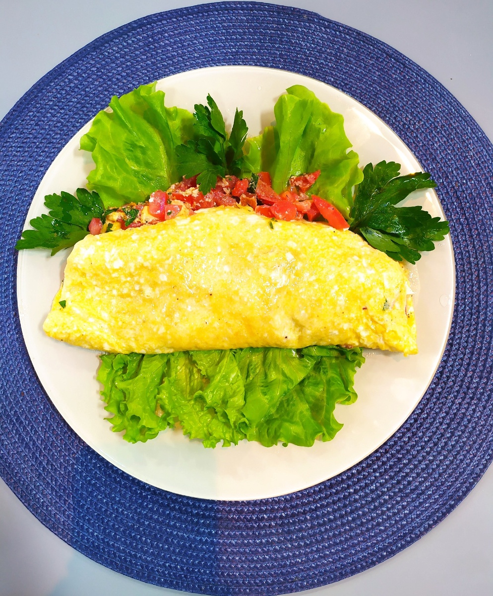 Вкусный рулет из омлета: идеальный завтрак за 15 минут