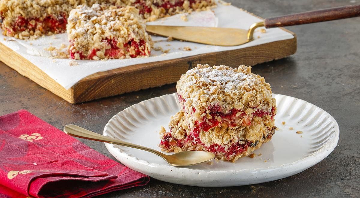 Вкусный насыпной пирог с ягодами: просто и быстро