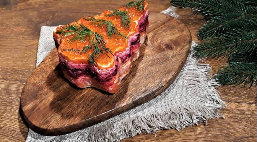 Праздничный салат с красной рыбой, который удивит гостей