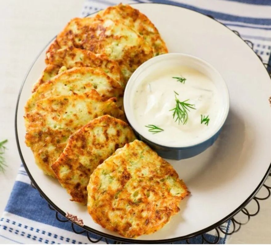 Нежные творожные оладьи с кабачком: вкусное летнее угощение