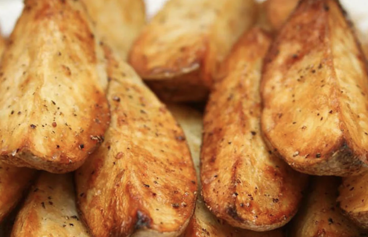 Нежный картофель по-деревенски: быстрый и вкусный гарнир