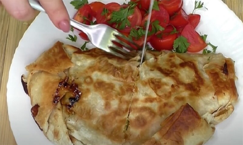 Курица в конверте: оригинальный рецепт с овощами и сыром