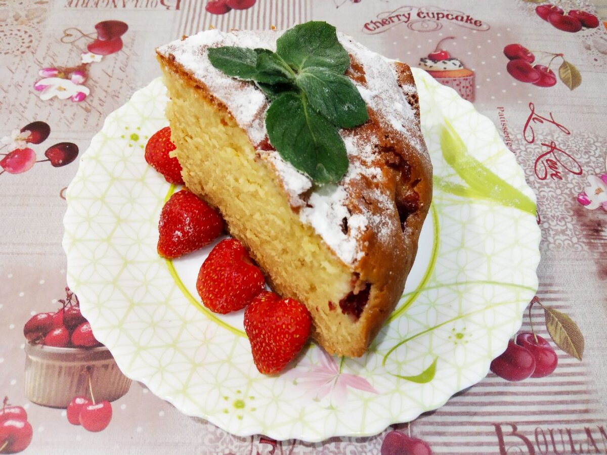 Нежный пирог с клубникой: просто и вкусно на горячем молоке