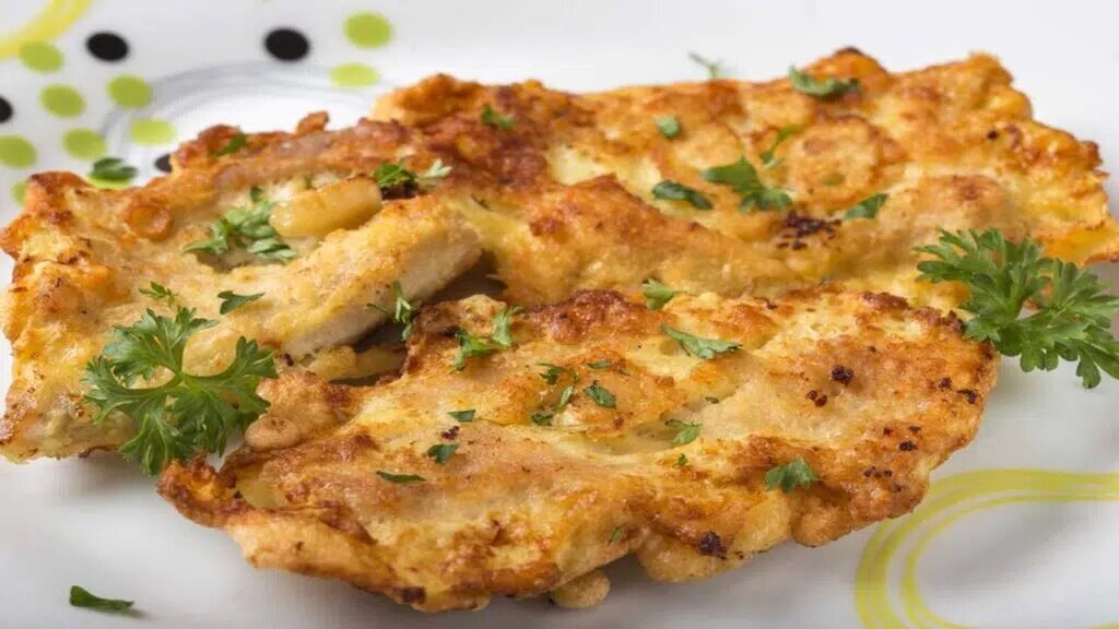 Классический куриный шницель в хрустящей панировке