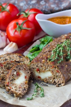 Сочный мясной рулет с сыром и грибами для праздника