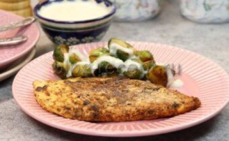 Сочное куриное филе с брюссельской капустой и сырным соусом