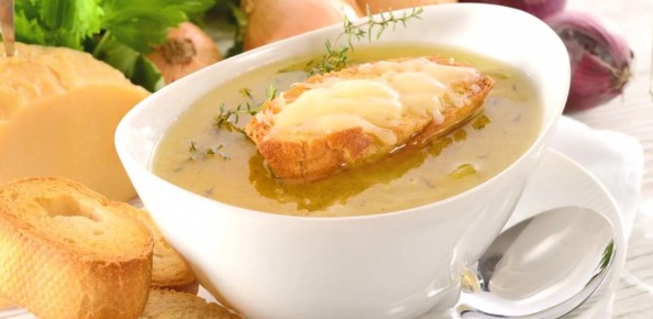 Восхитительный французский луковый суп в жаровне