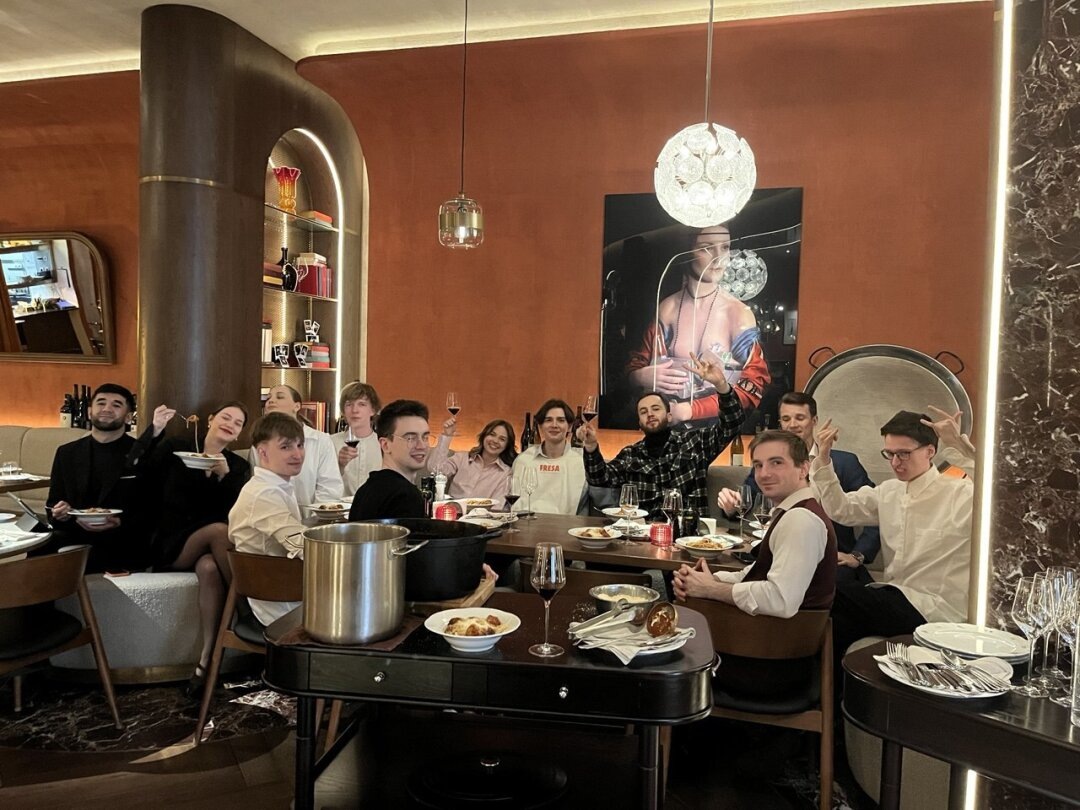 Чем кормят своих сотрудников рестораны: от сосисок в тесте до уютных обедов