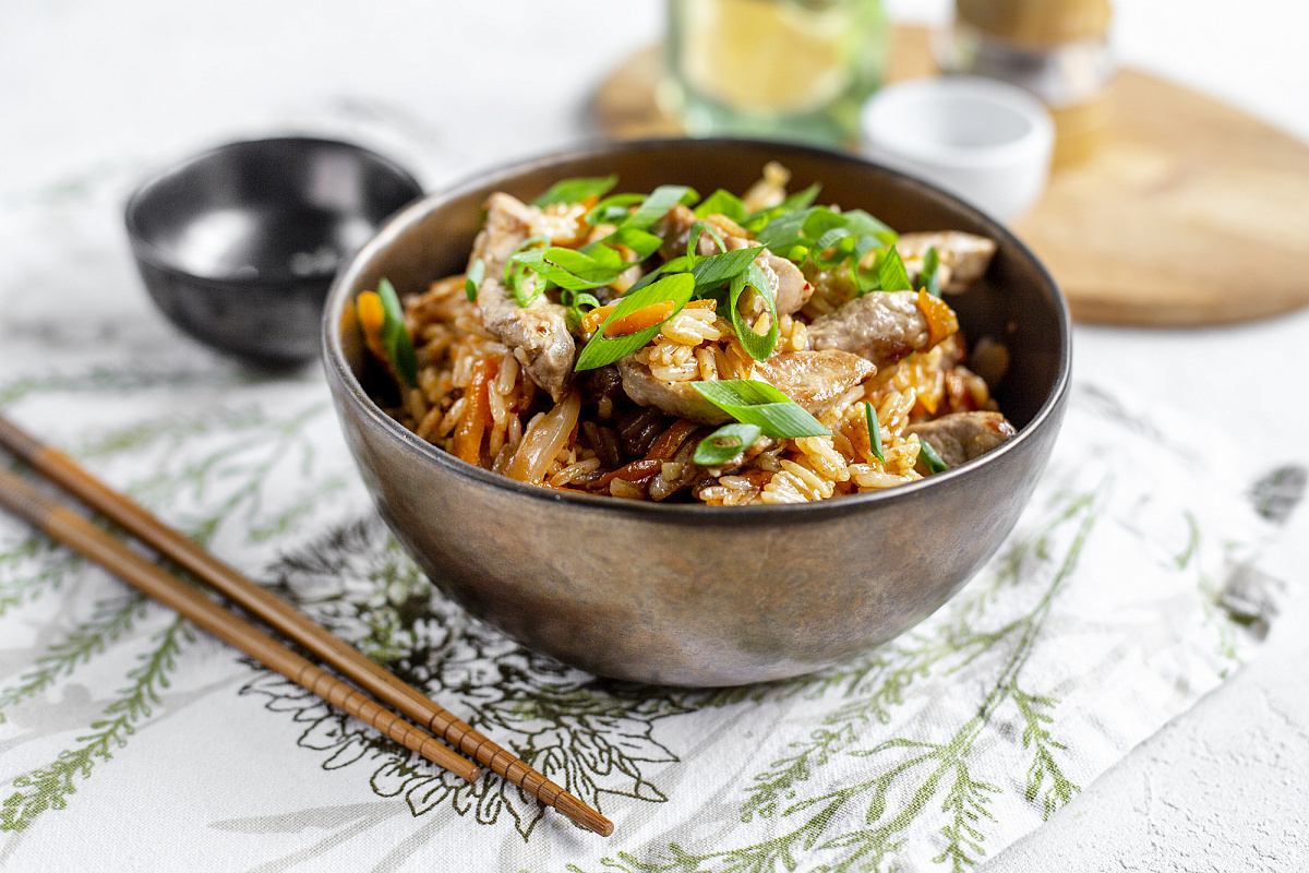 Вкусный жареный рис Хойан: легкий рецепт с свининой и кешью