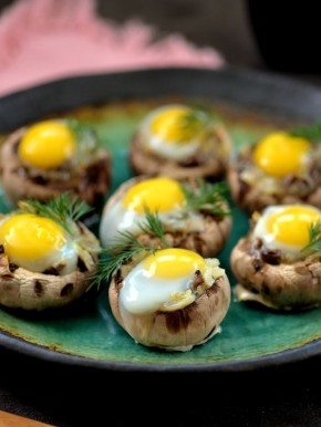Вкусное угощение для праздника: шампиньоны с перепелиными яйцами