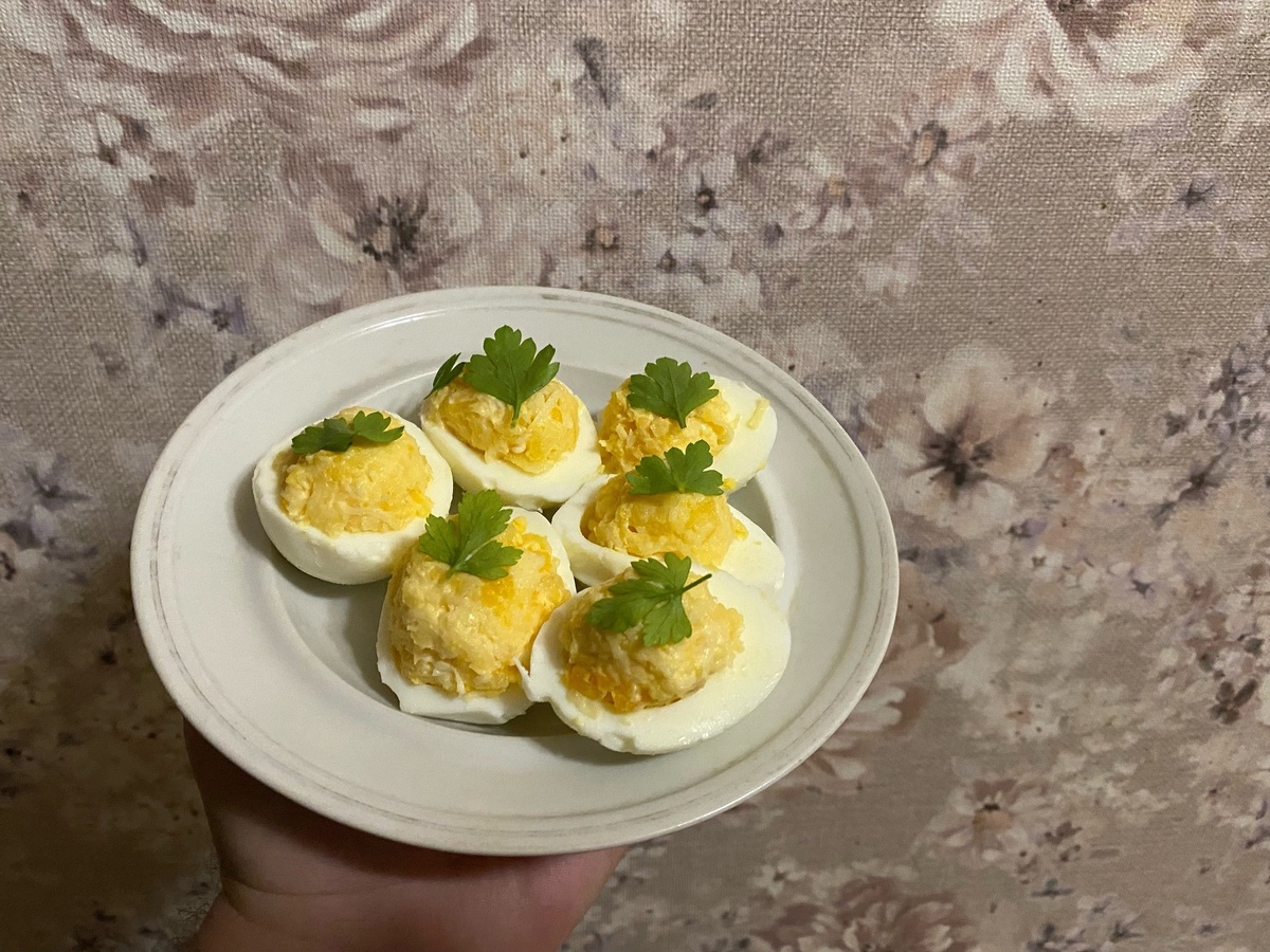 Нежный перекус: яйца, фаршированные сыром и чесноком