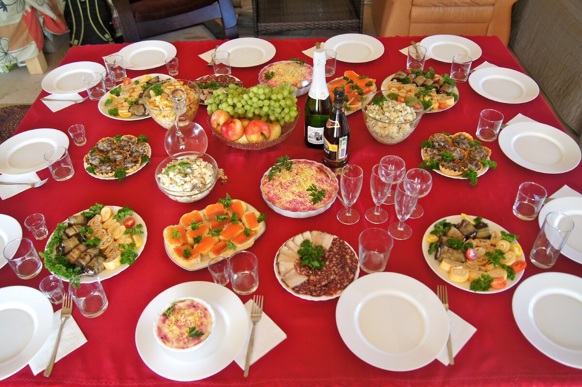 Традиции семейных праздников: уютный стол для близких