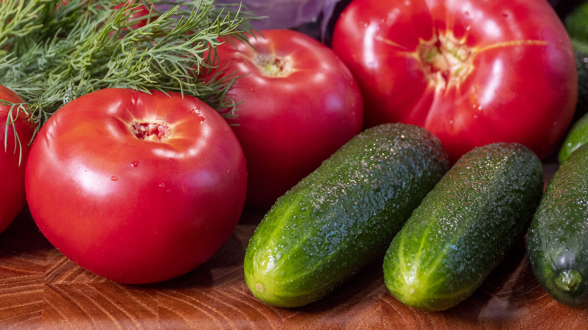 Четыре простых салата из огурцов и помидоров, которые точно покорят ваше сердце