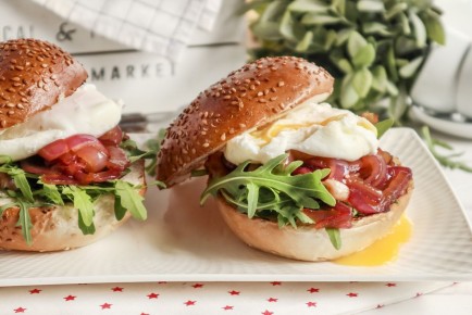 Восхитительное сочетание: пшеничные булочки с беконом и карамелизированным луком