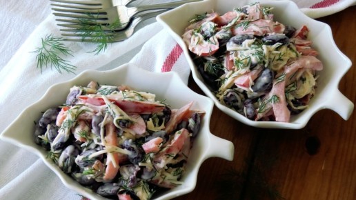 Быстрый и вкусный салат с красной фасолью и пармезаном