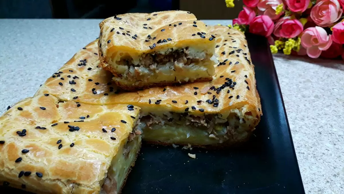 Вкусный пирог на скорую руку: простой рецепт с рыбными консервами