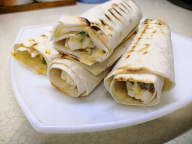 Лаваш с сыром: идеальные трубочки для завтрака