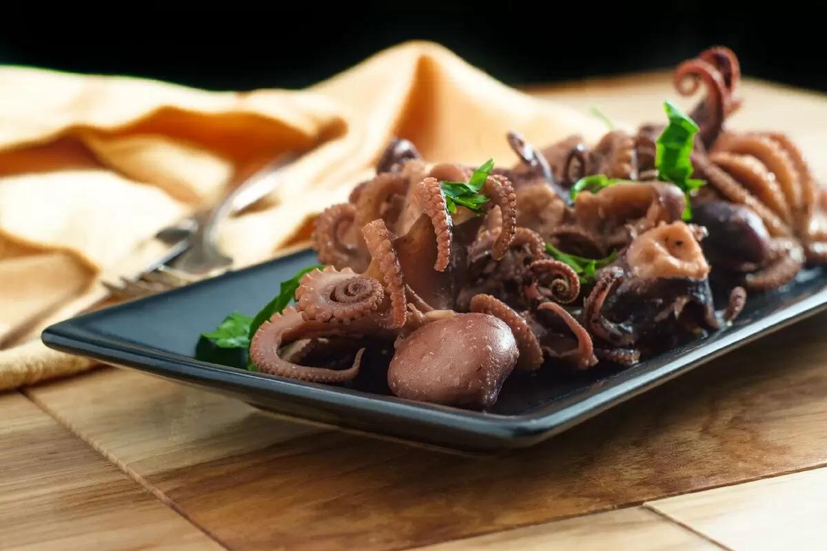 Удивите гостей: осьминоги, запеченные в винном соусе