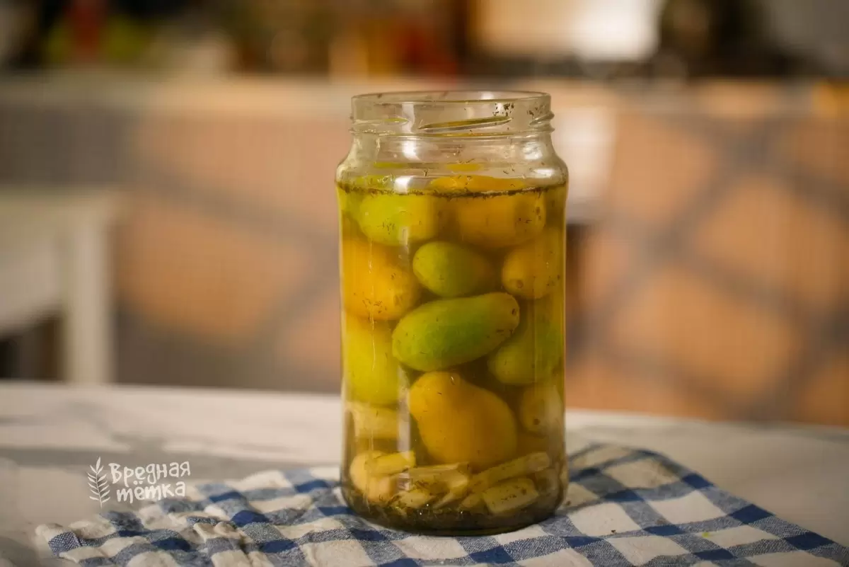 Пирожки с квашеными томатами: вкусный перекус на скорую руку