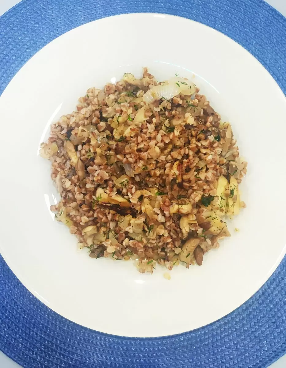 Вкусный завтрак: гречка с грибами на скорую руку