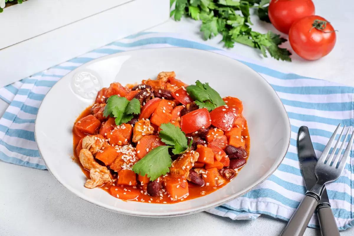 Индейка по-эквадорски: яркий вкус с бататом и красной фасолью