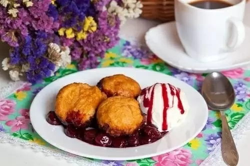 Клецки с вишней и корицей: яркое начало дня