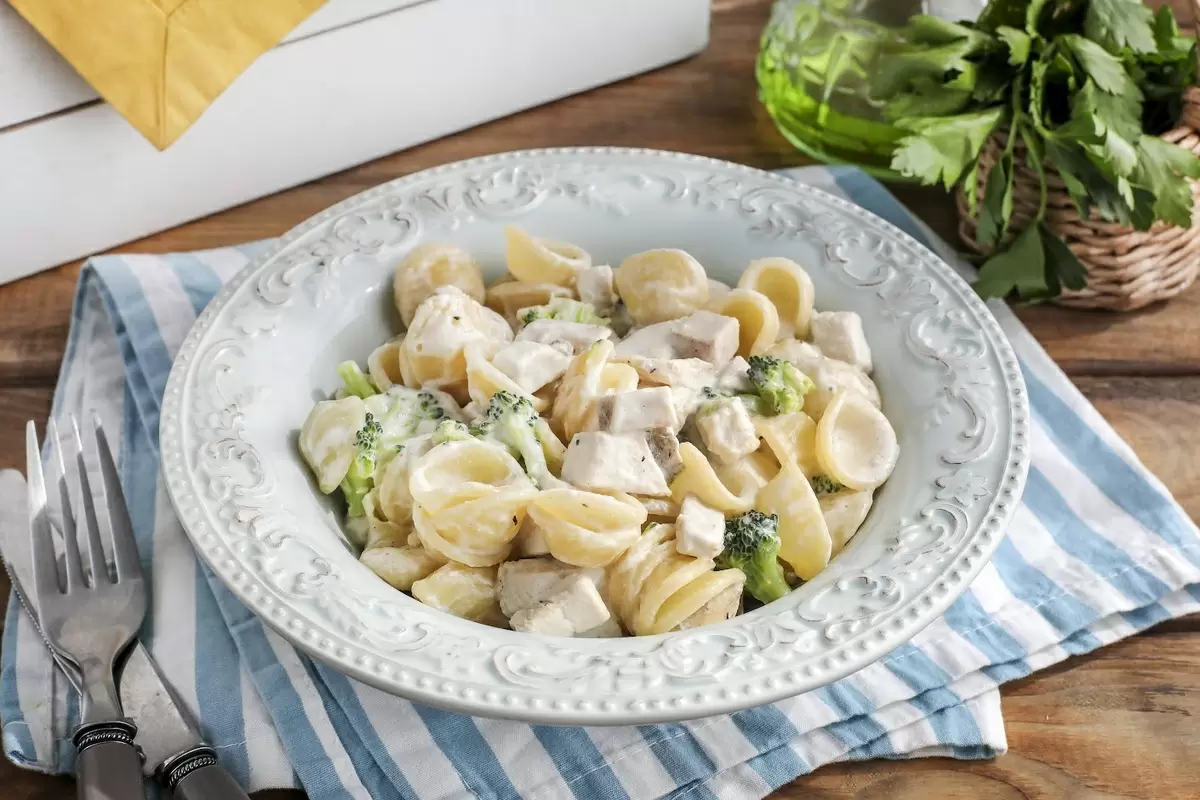 Паста бабушки: копченая курица и брокколи в сливочном соусе